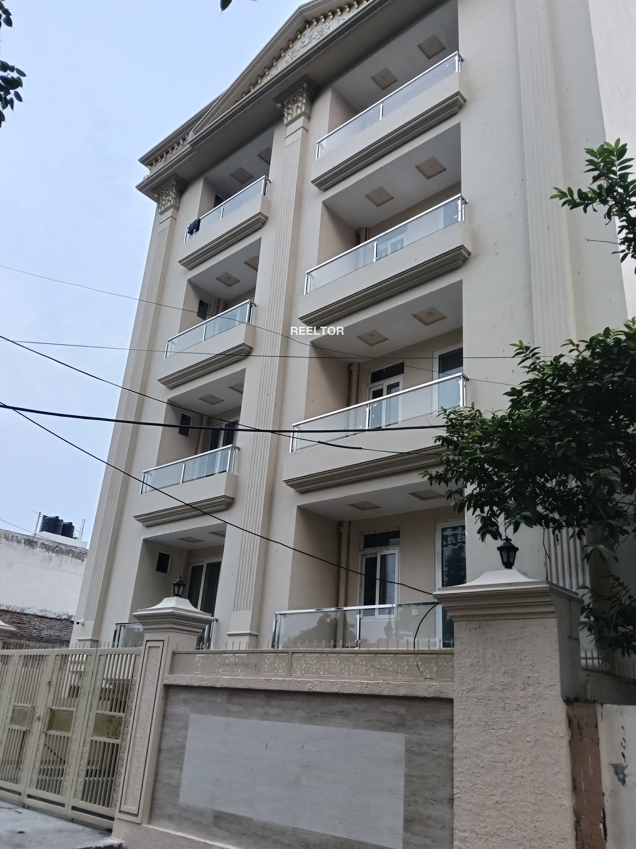 Image of Prime 4th Floor 1 BHK Flat in Vikaspuri Block J