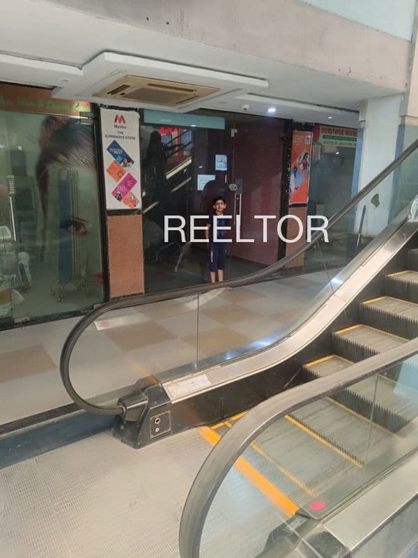 Showroom For Sale In Akedadoongar Amber