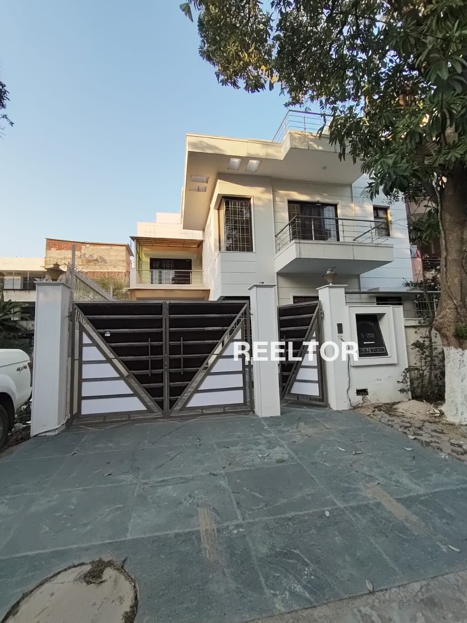 Image of Heart of Sector 48: 6 BHK Villa for Rent