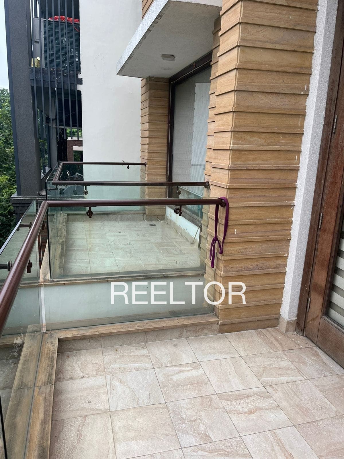 Available 2 Bhk In Loongkan Residence Changlang Circle